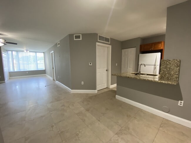 Building Photo - 2820 N Oakland Forest Dr Rental