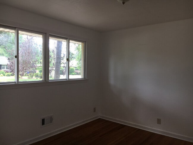 Photo - 925 Magnolia St SE