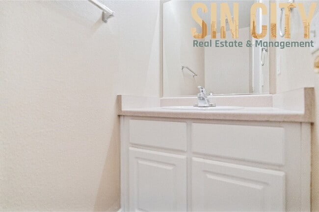 Building Photo - "Charming 3-Bedroom Oasis in North Las Vegas - Spacious Comfort Awaits!"