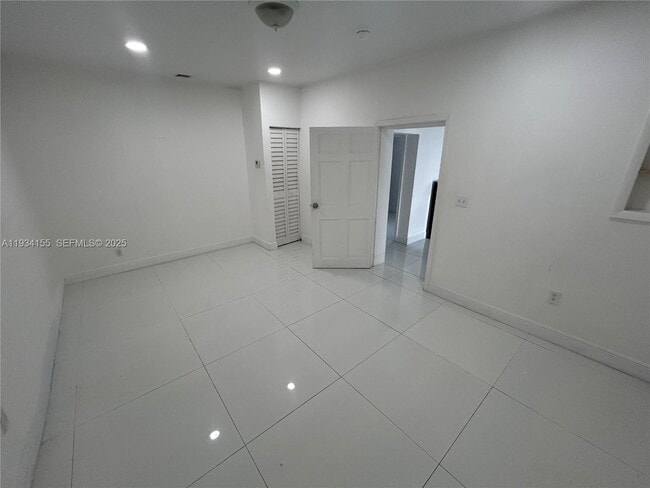 Photo - 551 NW 41st St Unidad 3