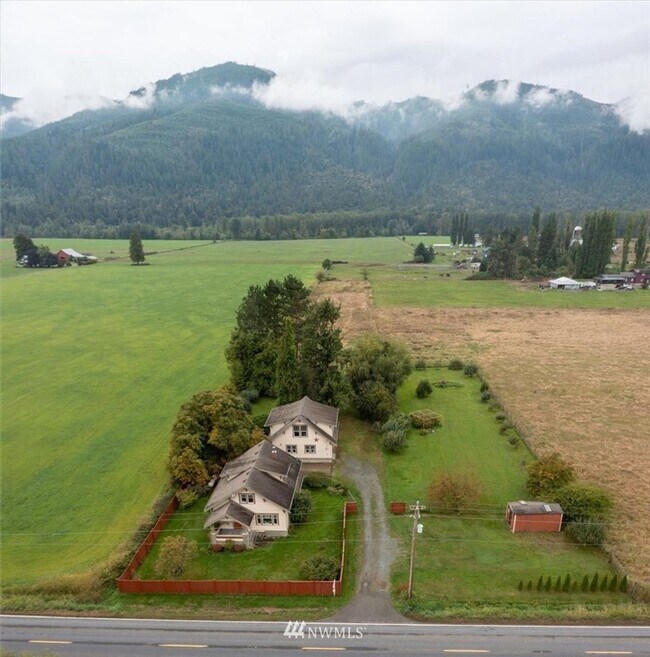 Photo - 3 Bedroom 1800 sq ft Cute Farm House with ...
