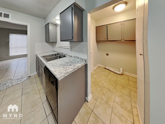 Photo - 6035 Devon Cir