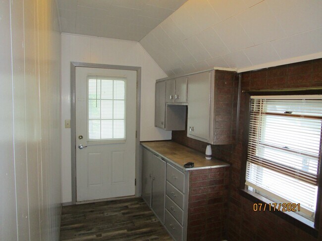Photo - 629 N Pine St Unit Upper
