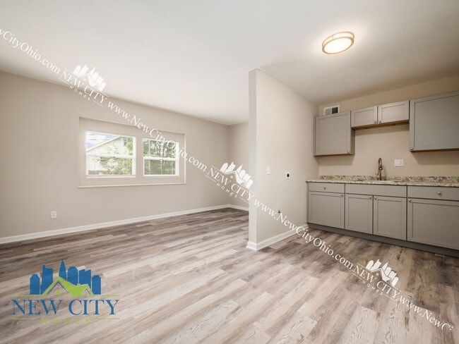 Building Photo - 416 S Yale Ave Unit 1150 (Upper) Rental