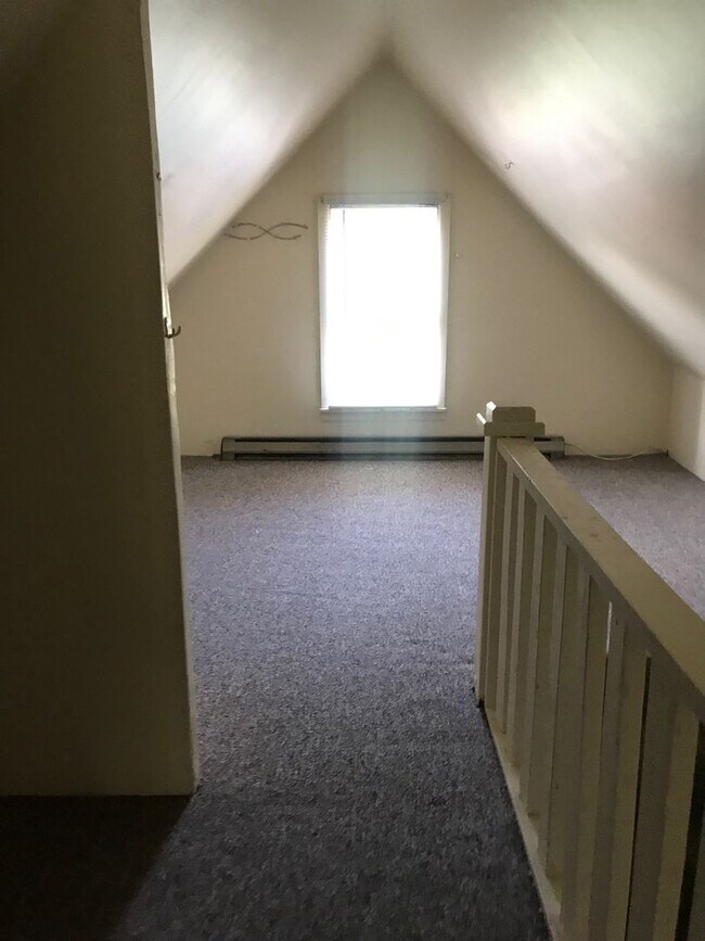 Photo - Spacious 5 bedroom house Centrally located to U of M Campus