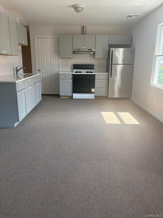 Building Photo - 679 Montauk Hwy Rental