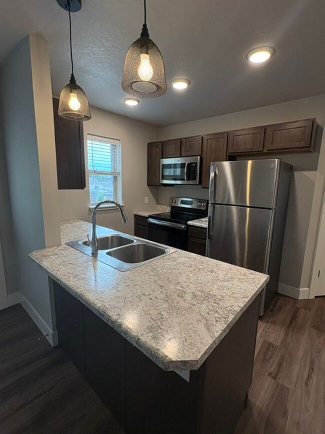 2425 Dixon Ave Unit 102