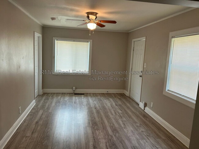 Photo - 915 E Broadway St