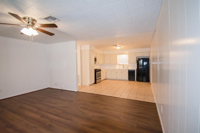 Photo - 203 Schuerenberg St