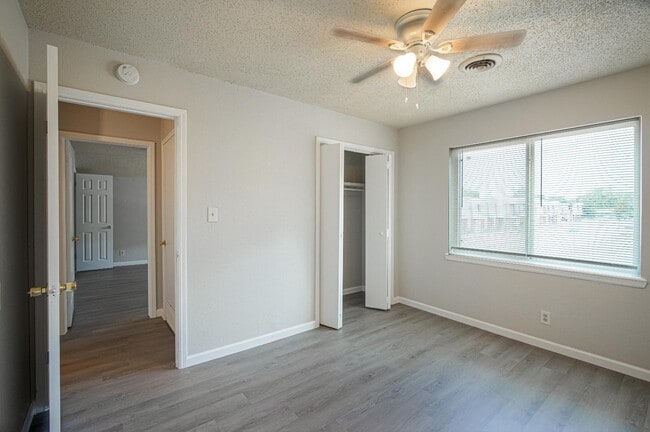 Photo - 1114 E 64th St