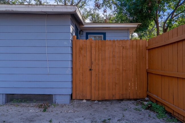 Photo - 606 Woodlawn St