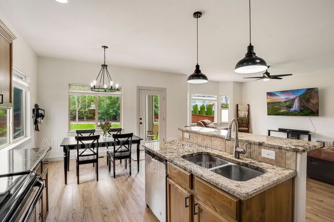 Photo - 530 Moonglow Dr