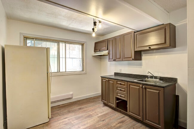 Building Photo - 5651 Boul Henri-Bourassa E Unit 2