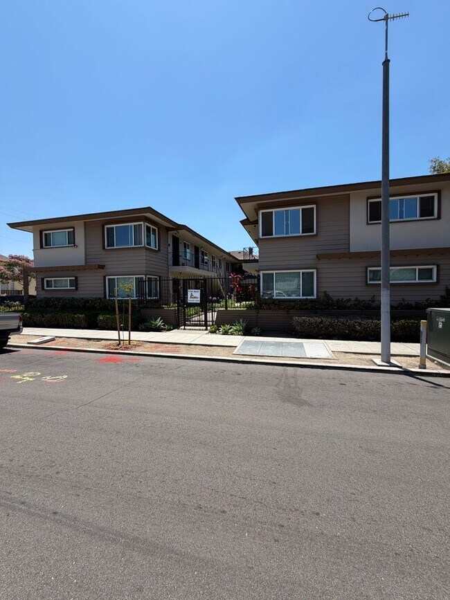 Building Photo - One Bedroom Close to Downtown! Unit 2587