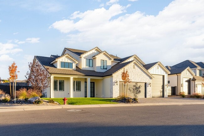 Photo - 6 bedroom with RV Garage and Hot Tub