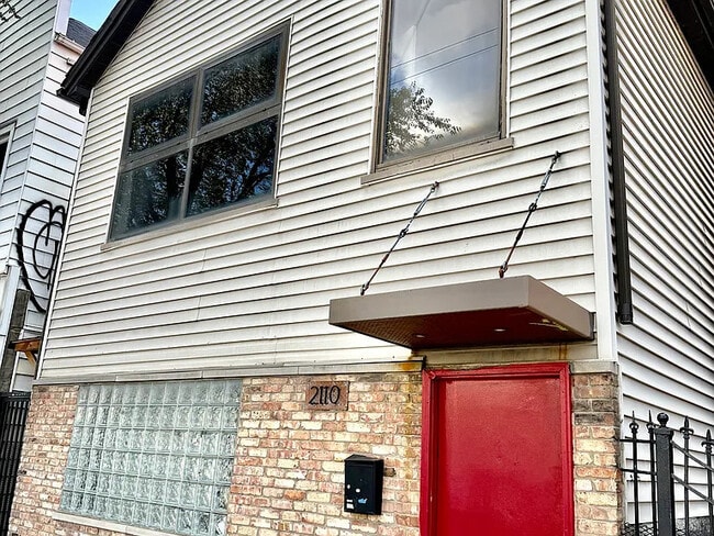 Building Photo - 2110 N Western Ave Unit 2