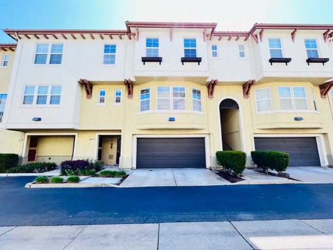 Beautiful 3BD/2.5BA Tri-Level Gallery Walk... - Beautiful 3BD/2.5BA Tri-Level Gallery Walk... Townhome