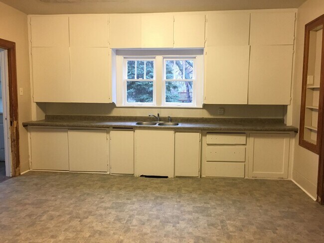 Photo - Spacious 4 Bedroom Home - Northside of Hol...