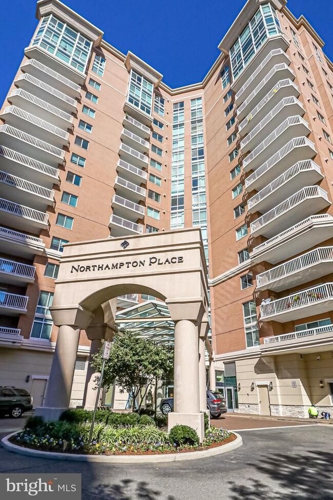 Building Photo - This contemporary, sun-drenched condo is perfect for you!