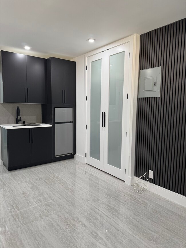 Building Photo - 125 NE 30th Ct Unit Studio