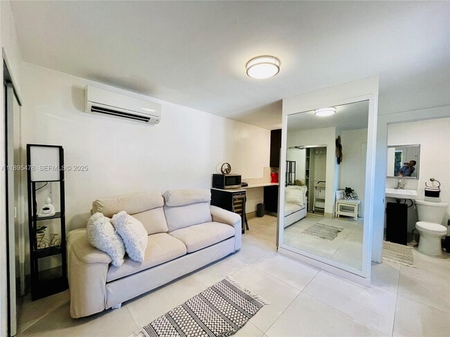 Building Photo - 38 NW 52nd St Unit 1