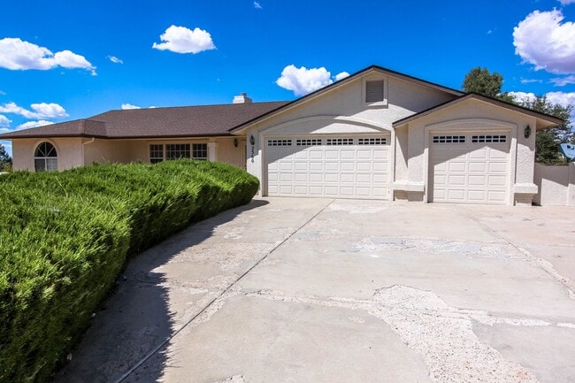 Building Photo - Williamson Valley Home with 3 Car Garage