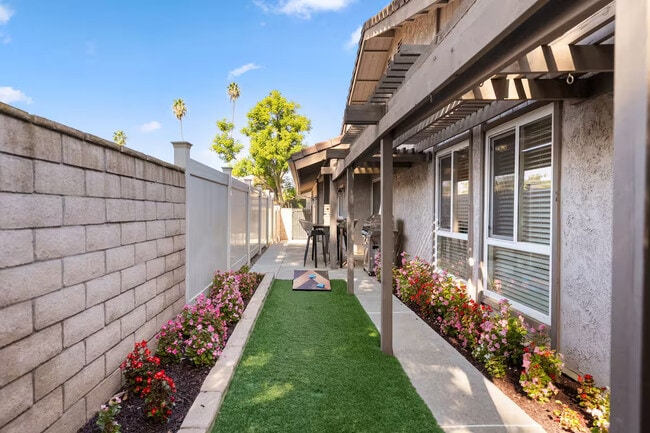 Photo - 2718 Nectarine Ave