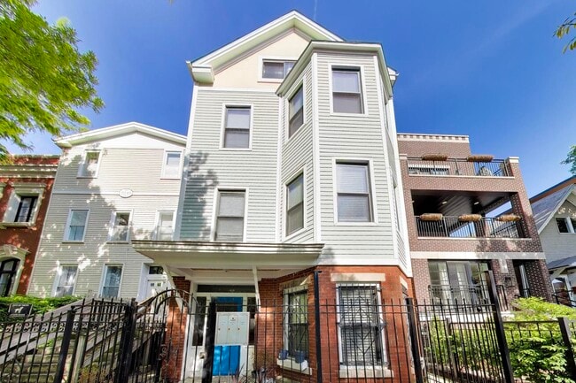 Building Photo - 3245 N Lakewood Ave Unit 3