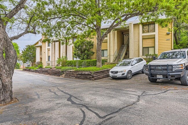 Building Photo - 9100 Mountain Ridge Dr Unit 106 Rental