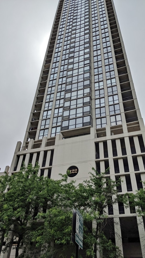 Building Photo - 1122 N Clark St Unit 1004