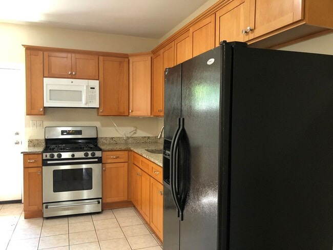 Building Photo - Fantastic 4 Bedroom/ 1 Bath Renovated Home...