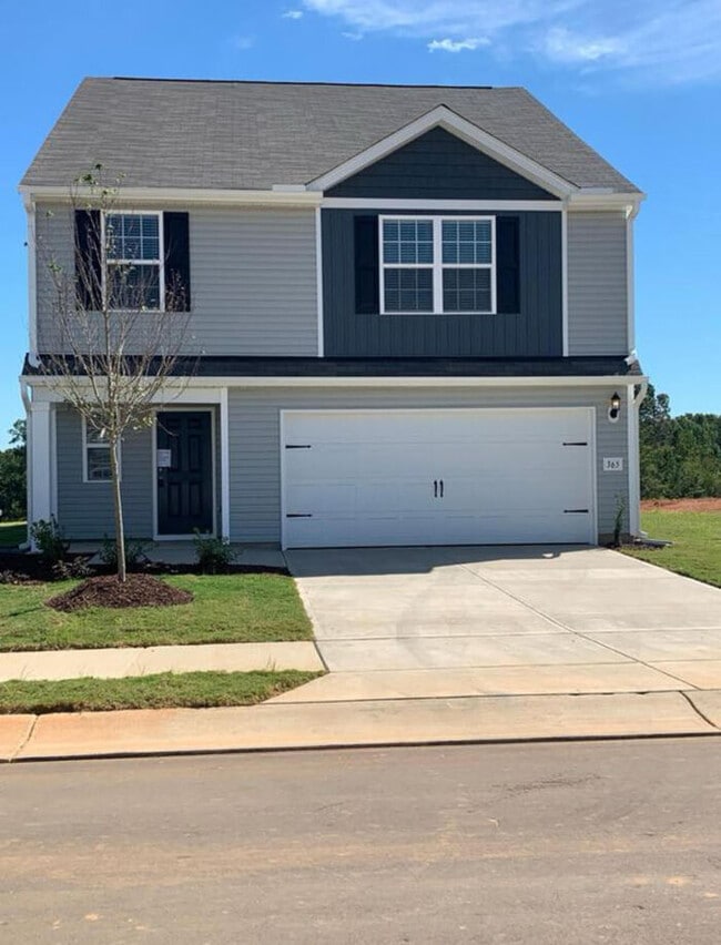 Building Photo - Stunning 4-bedroom, 3-bathroom home locate...