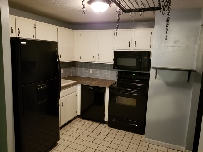 Applianced Kitchen - 80 English Village Rd Unit King Richard