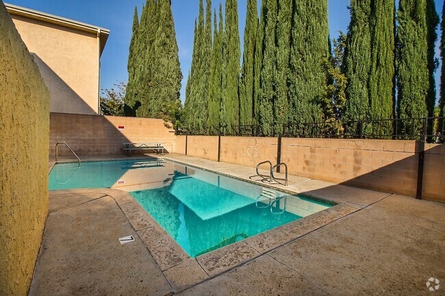 Building Photo - 6548 Sepulveda Blvd Unit 111 Rental