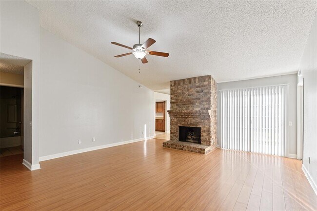 Photo - 18719 Droitwich Dr