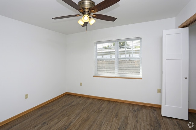 2BR, 1BA - 1,395 SF - Abbey Grove