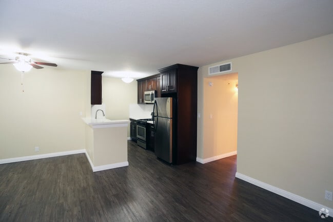 2BR, 2BA-Kitchen - Chateau W6600 Apartment Homes