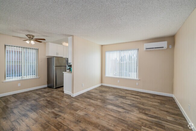 1BR, 1BA - 560SF w/ White Cabinets - Living Room