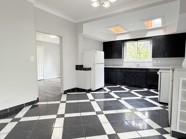 Photo - 257 Vidal St S