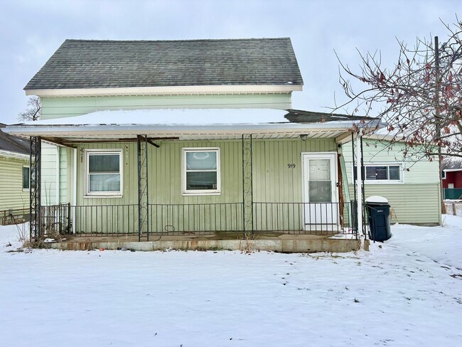 Building Photo - 919 S 25th St Unit A Lower