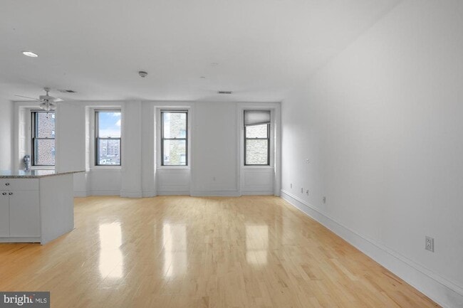 Building Photo - 1920 Chestnut St Unit 5S