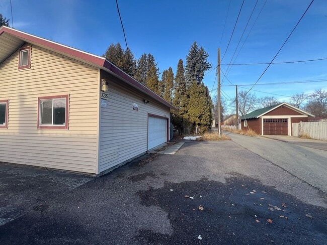 Photo - 735 S Main St