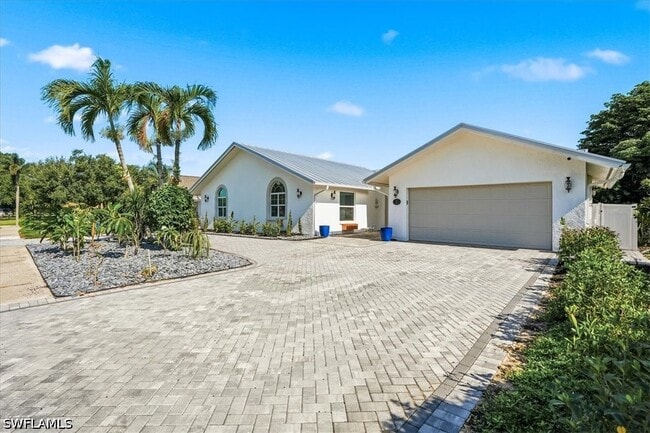 2467 Pinewoods Cir