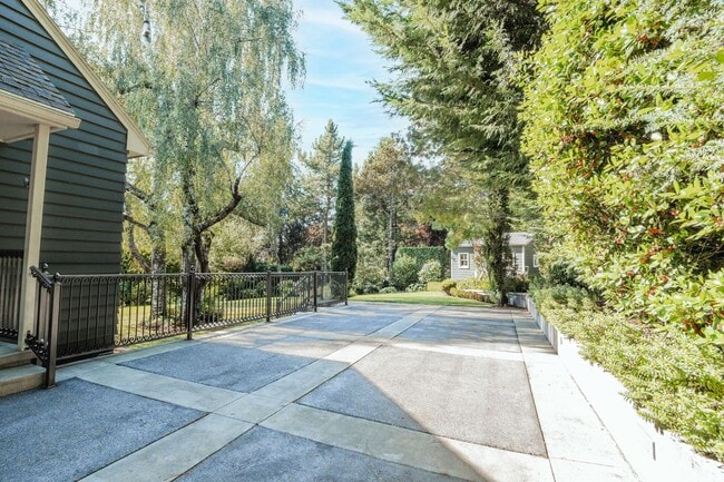 Photo - Urban Oasis ~ Gardener's Dream Home!