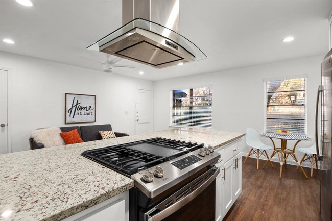 Photo - 301 E 33rd St Unidad 1