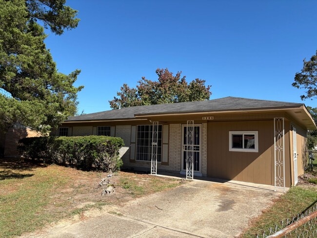 Building Photo - Gorgeous 4 bedroom/1.5 bath house with Cen...