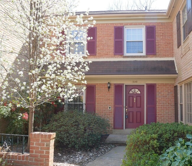 Building Photo - 4 Bedroom 3.5 Bath Corner Unit Townhouse o...