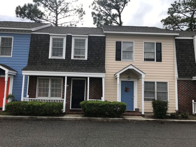 Building Photo - 2 Bed 1.5 Bath Town House