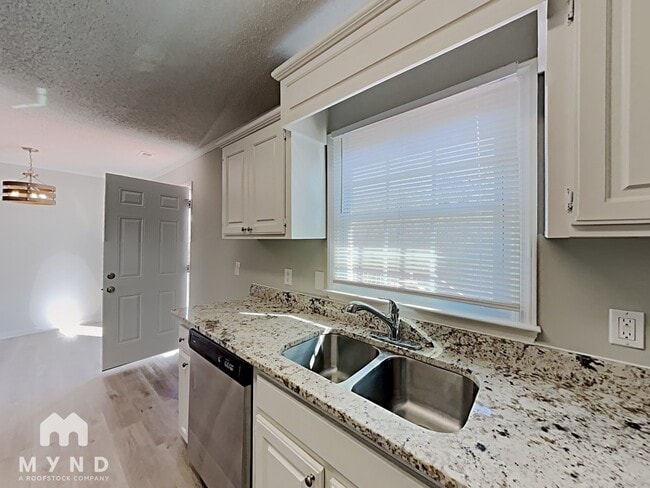 Photo - 512 Basswood Way