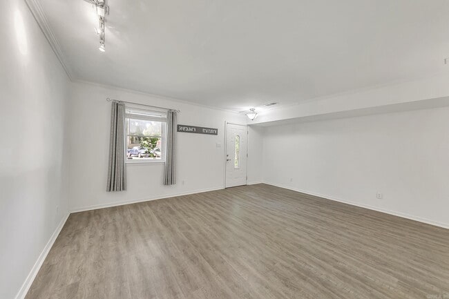 Photo - 403 W 4th St